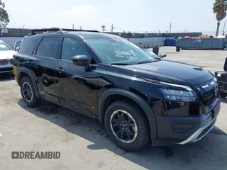 2023 Nissan Pathfinder Rock Creek z VIN 5N1DR3BD6PC258228, wystawiony jako IAAI lot #42494821 z przebiegiem 33 928 mil mil oraz . Historia ofert i sprzedaży dostępna na DreamBid. Obrazek 1.
