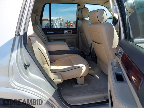 2006 Lincoln Navigator Luxury with VIN 5LMFU28516LJ13630, listed as a IAAI auction lot 42003960 with 139,505 mi miles. Bid and sale history available at carsss.com. Image 8.