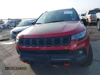 2025 Jeep Compass Trailhawk z VIN 3C4NJDDN0ST551132, wystawiony jako IAAI lot #41905784 z przebiegiem 1 573 mil mil oraz . Historia ofert i sprzedaży dostępna na DreamBid. Obrazek 13.