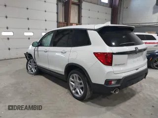 2025 Honda Passport EX-L z VIN 5FNYF8H5XSB017943, wystawiony jako IAAI lot #42027857 z przebiegiem 1822 mil mil oraz . Historia ofert i sprzedaży dostępna na DreamBid. Obrazek 3.