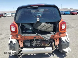 2016 Smart fortwo Passion z VIN WMEFJ5DA6GK075566, wystawiony jako Copart lot #56606935 z przebiegiem 47 733 mil mil oraz Szkody całkowita. Historia ofert i sprzedaży dostępna na DreamBid. Obrazek 6.