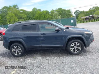 2017 Jeep Cherokee Trailhawk z VIN 1C4PJMBS1HW569093, wystawiony jako IAAI lot #42286940 z przebiegiem 121 876 mil mil oraz . Historia ofert i sprzedaży dostępna na DreamBid. Obrazek 13.