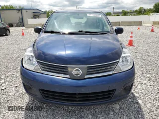 2009 Nissan Versa S z VIN 3N1BC11E89L361883, wystawiony jako Copart lot #57121985 z przebiegiem 204 638 mil mil oraz Czysty tytuł • Clean title. Historia ofert i sprzedaży dostępna na DreamBid. Obrazek 5.