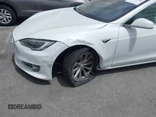 2018 Tesla Model S 75D z VIN 5YJSA1E28JF247985, wystawiony jako IAAI lot #42116586 z przebiegiem 102 062 mil mil oraz . Historia ofert i sprzedaży dostępna na DreamBid. Obrazek 6.