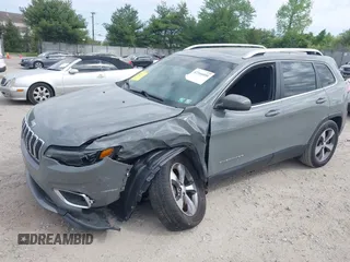 2020 Jeep Cherokee Limited z VIN 1C4PJMDX7LD574229, wystawiony jako IAAI lot #42166058 z przebiegiem 84 935 mil mil oraz . Historia ofert i sprzedaży dostępna na DreamBid. Obrazek 2.