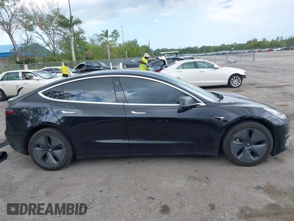 2018 Tesla Model 3 Long Range Battery z VIN 5YJ3E1EA2JF156808, wystawiony jako IAAI lot #42160829 z przebiegiem 106 258 mil mil oraz . Historia ofert i sprzedaży dostępna na DreamBid. Obrazek 13.