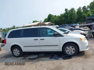 2011 Dodge Grand Caravan z VIN 2D4JN1AG3BR789019, wystawiony jako IAAI lot #42391737 z przebiegiem 128 136 mil mil oraz . Historia ofert i sprzedaży dostępna na DreamBid. Obrazek 13.