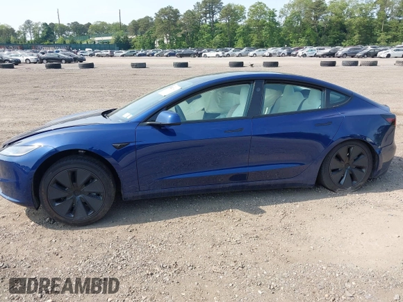 2025 Tesla Model 3 Long Range z VIN 5YJ3E1EB6SF874419, wystawiony jako IAAI lot #42422443 z przebiegiem 11 681 mil mil oraz . Historia ofert i sprzedaży dostępna na DreamBid. Obrazek 13.