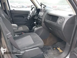 2017 Jeep Patriot Sport SE with VIN 1C4NJPBA0HD118393, listed as a IAAI auction lot 42481719 with 159,602 mi miles and . Bid and sale history available at DreamBid. Image 5.