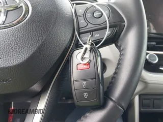 2024 Toyota Corolla Cross LE z VIN 7MUBAABG6RV083522, wystawiony jako IAAI lot #41998712 z przebiegiem 11 793 mil mil oraz . Historia ofert i sprzedaży dostępna na DreamBid. Obrazek 10.