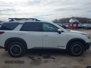 2023 Nissan Pathfinder SV z VIN 5N1DR3BD7PC272056, wystawiony jako IAAI lot #42184186 z przebiegiem 31 923 mil mil oraz . Historia ofert i sprzedaży dostępna na DreamBid. Obrazek 13.