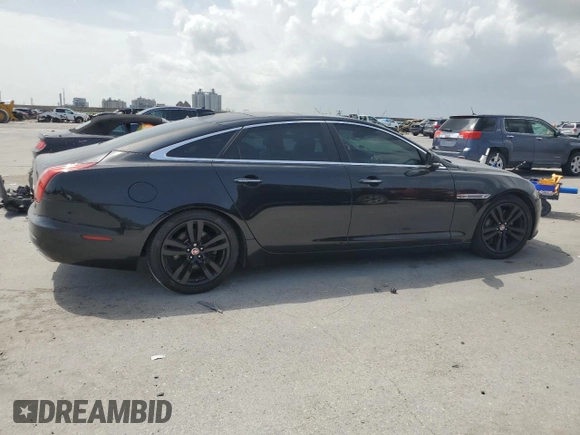 2017 Jaguar XJ Portfolio z VIN SAJWJ2GD7H8W09757, wystawiony jako Copart lot #62157725 z przebiegiem 64 060 mil mil oraz Szkoda całkowita • Salvage title. Historia ofert i sprzedaży dostępna na DreamBid. Obrazek 3.