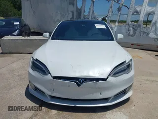 2018 Tesla Model S 75D z VIN 5YJSA1E25JF245269, wystawiony jako IAAI lot #42335263 z przebiegiem 56 086 mil mil oraz . Historia ofert i sprzedaży dostępna na DreamBid. Obrazek 12.