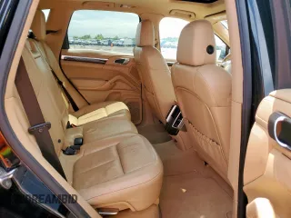 2013 Porsche Cayenne S Hybrid с VIN WP1AE2A20DLA14095, выставлен на аукционе Copart как лот 64215625 с пробегом 148 286 миль миль и Списание • Salvage title. История ставок и продаж доступна на DreamBid. Изображение 10.