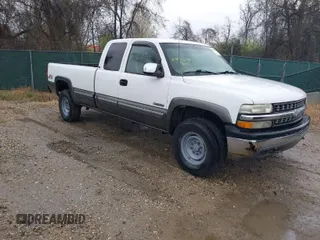 2000 Chevrolet Silverado 2500 LT with VIN 1GCGK29U5YE396273, listed as a IAAI auction lot 41957044 with 93,031 mi miles. Bid and sale history available at carsss.com. Image 1.