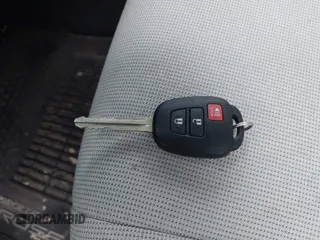 2024 Toyota Corolla Cross L z VIN 7MUAAAAG6RV088975, wystawiony jako IAAI lot #40961188 z przebiegiem 4 204 mil mil oraz . Historia ofert i sprzedaży dostępna na DreamBid. Obrazek 11.