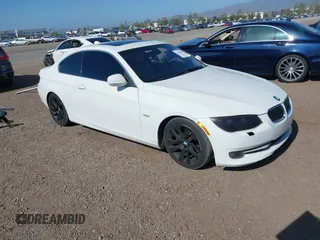 2011 BMW 3 Series 328i z VIN WBAKE3C55BE557511, wystawiony jako IAAI lot #42276665 z przebiegiem Nie podano mil oraz . Historia ofert i sprzedaży dostępna na DreamBid. Obrazek 1.