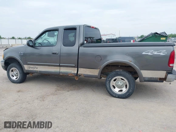 2003 Ford F-150 XL z VIN 2FTRX18W33CA38143, wystawiony jako IAAI lot #42452285 z przebiegiem 134 334 mil mil oraz . Historia ofert i sprzedaży dostępna na DreamBid. Obrazek 6.