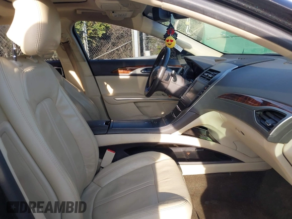 2015 Lincoln MKZ z VIN 3LN6L2GK4FR621332, wystawiony jako IAAI lot #41605753 z przebiegiem 101 686 mil mil oraz . Historia ofert i sprzedaży dostępna na DreamBid. Obrazek 5.