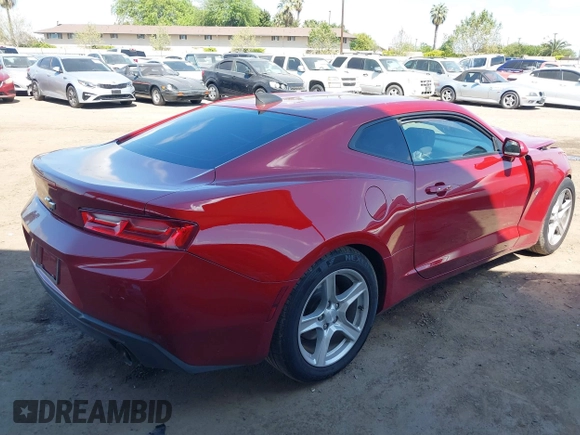 2018 Chevrolet Camaro 1LT z VIN 1G1FB1RS6J0139963, wystawiony jako IAAI lot #41885065 z przebiegiem 45 260 mil mil oraz . Historia ofert i sprzedaży dostępna na DreamBid. Obrazek 4.