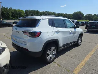 2022 Jeep Compass Latitude z VIN 3C4NJDBB2NT205936, wystawiony jako IAAI lot #42885857 z przebiegiem 39 157 mil mil oraz . Historia ofert i sprzedaży dostępna na DreamBid. Obrazek 26.