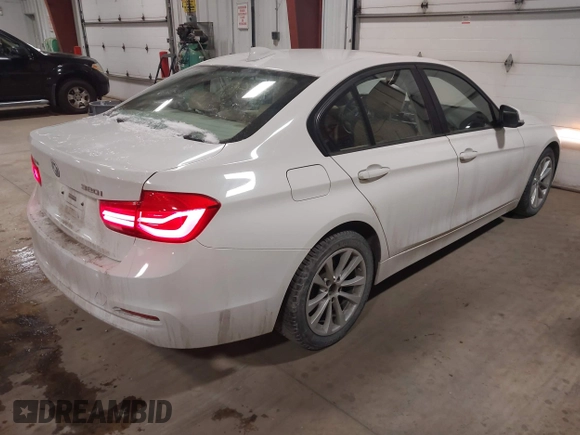 2016 BMW 3 Series 320i xDrive z VIN WBA8E5G5XGNT93549, wystawiony jako IAAI lot #41527046 z przebiegiem 101 743 mil mil oraz . Historia ofert i sprzedaży dostępna na DreamBid. Obrazek 4.