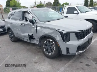 2025 Kia Sorento S z VIN 5XYRL4JC1SG334274, wystawiony jako IAAI lot #41820190 z przebiegiem 8 336 mil mil oraz . Historia ofert i sprzedaży dostępna na DreamBid. Obrazek 1.