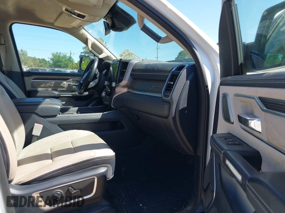 2022 Ram 1500 Limited z VIN 1C6SRFHT1NN361450, wystawiony jako IAAI lot #42027326 z przebiegiem 26 557 mil mil oraz . Historia ofert i sprzedaży dostępna na DreamBid. Obrazek 5.