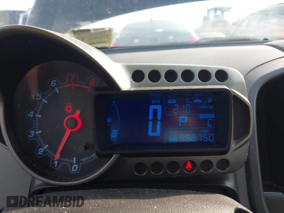 2013 Chevrolet Sonic LS z VIN 1G1JA5SG4D4126703, wystawiony jako IAAI lot #42719108 z przebiegiem 158 750 mil mil oraz . Historia ofert i sprzedaży dostępna na DreamBid. Obrazek 6.