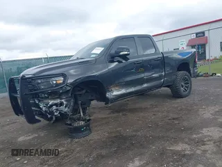 2022 Ram 1500 Big Horn z VIN 1C6SRFBT2NN206382, wystawiony jako IAAI lot #40603033 z przebiegiem 40 881 mil mil oraz . Historia ofert i sprzedaży dostępna na DreamBid. Obrazek 17.