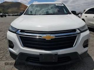 2023 Chevrolet Traverse LS z VIN 1GNERFKW9PJ140561, wystawiony jako Copart lot #56898305 z przebiegiem 57 497 mil mil oraz Szkoda całkowita • Salvage title. Historia ofert i sprzedaży dostępna na DreamBid. Obrazek 5.