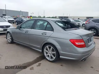 2013 Mercedes-Benz C 250 Sport z VIN WDDGF4HB4DA780472, wystawiony jako IAAI lot #41924590 z przebiegiem 109 118 mil mil oraz . Historia ofert i sprzedaży dostępna na DreamBid. Obrazek 3.