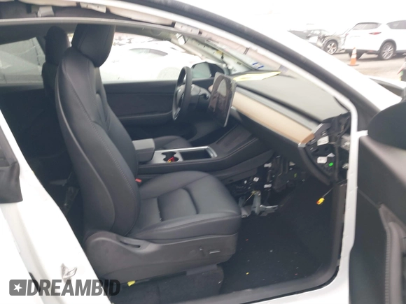 2022 Tesla Model Y Long Range z VIN 7SAYGDEE4NF315356, wystawiony jako IAAI lot #41571151 z przebiegiem 1 056 mil mil oraz . Historia ofert i sprzedaży dostępna na DreamBid. Obrazek 5.