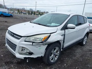 2014 Ford Escape SE z VIN 1FMCU9GX6EUE32418, wystawiony jako IAAI lot #42022304 z przebiegiem 100 216 mil mil oraz . Historia ofert i sprzedaży dostępna na DreamBid. Obrazek 2.