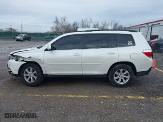 2011 Toyota Highlander with VIN 5TDZK3EHXBS048607, listed as a IAAI auction lot 41180677 with 211,295 mi miles. Bid and sale history available at carsss.com. Image 14.