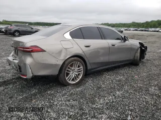 2024 BMW 5 Series 530i xDrive z VIN WBA53FJ09RCS08708, wystawiony jako Copart lot #58371385 z przebiegiem 23 265 mil mil oraz Szkoda całkowita • Salvage title. Historia ofert i sprzedaży dostępna na DreamBid. Obrazek 3.