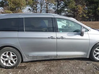 2018 Chrysler Pacifica Touring L Plus z VIN 2C4RC1EG7JR121562, wystawiony jako IAAI lot #41718473 z przebiegiem 105 808 mil mil oraz . Historia ofert i sprzedaży dostępna na DreamBid. Obrazek 14.