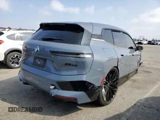 2023 BMW iX M60 z VIN WB533CF02PCL29526, wystawiony jako Copart lot #50676894 z przebiegiem 7865 mil mil oraz . Historia ofert i sprzedaży dostępna na DreamBid. Obrazek 3.