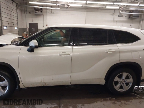 2020 Toyota Highlander L z VIN 5TDCZRBH7LS023951, wystawiony jako IAAI lot #41558271 z przebiegiem 42 943 mil mil oraz . Historia ofert i sprzedaży dostępna na DreamBid. Obrazek 14.