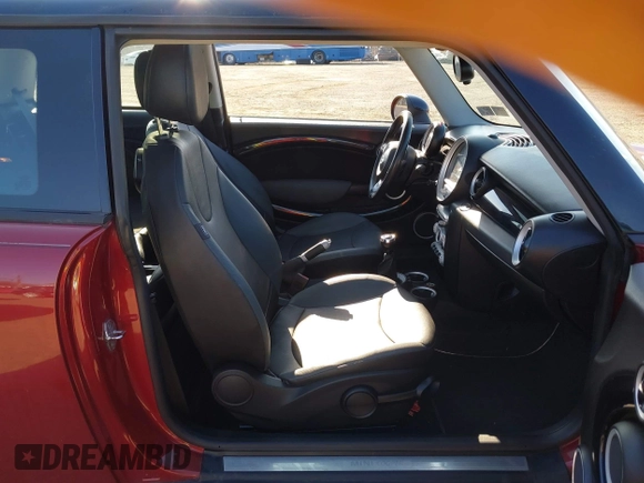 2009 MINI Cooper Hardtop with VIN WMWMF33509TU71339, listed as a IAAI auction lot 41777908 with 155,698 mi miles. Bid and sale history available at carsss.com. Image 5.