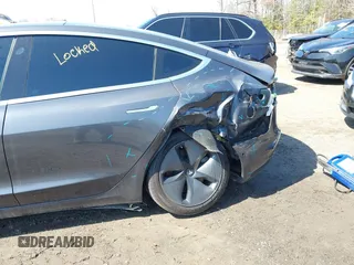 2018 Tesla Model 3 Long Range Battery z VIN 5YJ3E1EB1JF093175, wystawiony jako IAAI lot #41766128 z przebiegiem Nie podano mil oraz . Historia ofert i sprzedaży dostępna na DreamBid. Obrazek 6.