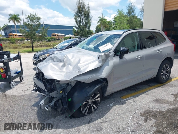 2024 Volvo XC60 Core Dark Theme z VIN YV4L12RK1R1908391, wystawiony jako IAAI lot #41212899 z przebiegiem 9083 mil mil oraz . Historia ofert i sprzedaży dostępna na DreamBid. Obrazek 2.