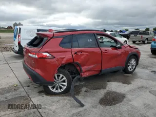2024 Toyota Corolla Cross LE z VIN 7MUBAABG5RV085715, wystawiony jako Copart lot #56195495 z przebiegiem 47 512 mil mil oraz Szkoda całkowita • Salvage title. Historia ofert i sprzedaży dostępna na DreamBid. Obrazek 3.