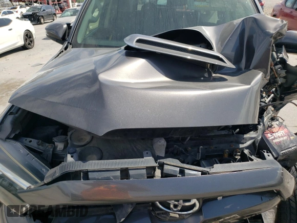 2018 Toyota 4Runner SR5 z VIN JTEBU5JR6J5485820, wystawiony jako Copart lot #57053075 z przebiegiem Nie podano mil oraz Szkoda całkowita • Salvage title. Historia ofert i sprzedaży dostępna na DreamBid. Obrazek 12.