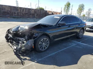2020 BMW 5 Series 530i z VIN WBAJR3C0XLCE59997, wystawiony jako Copart lot #51541955 z przebiegiem Nie podano mil oraz Szkoda całkowita • Salvage title. Historia ofert i sprzedaży dostępna na DreamBid. Obrazek 1.