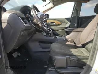 2020 GMC Terrain SLE z VIN 3GKALTEV2LL263247, wystawiony jako Copart lot #46750495 z przebiegiem 61 556 mil mil oraz Szkoda całkowita • Salvage title. Historia ofert i sprzedaży dostępna na DreamBid. Obrazek 7.
