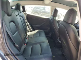2019 Tesla Model 3 Mid Range z VIN 5YJ3E1EA7KF397524, wystawiony jako Copart lot #52696585 z przebiegiem 82 995 mil mil oraz Szkoda całkowita • Salvage title. Historia ofert i sprzedaży dostępna na DreamBid. Obrazek 10.
