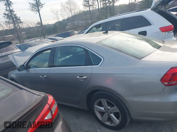 2012 Volkswagen Passat SE z VIN 1VWBH7A3XCC108676, wystawiony jako IAAI lot #41897380 z przebiegiem 94 066 mil mil oraz . Historia ofert i sprzedaży dostępna na DreamBid. Obrazek 14.