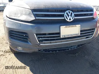 2013 Volkswagen Touareg Exec z VIN WVGEF9BP9DD011799, wystawiony jako IAAI lot #41615162 z przebiegiem 137 054 mil mil oraz . Historia ofert i sprzedaży dostępna na DreamBid. Obrazek 19.