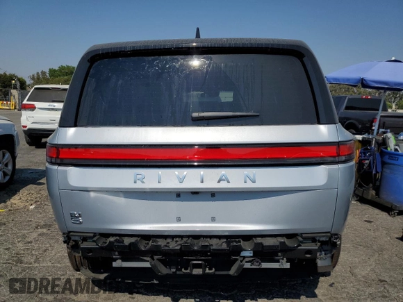 2024 Rivian R1S Adventure z VIN 7PDSGBBA7RN044642, wystawiony jako Copart lot #62567904 z przebiegiem 1888 mil mil oraz Szkody całkowita. Historia ofert i sprzedaży dostępna na DreamBid. Obrazek 6.